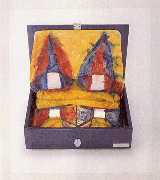 HAAR AANWEZIGHEID 1993

houten kistje
vlieseline en ecoline 
Grootte kist 41-28-11 cm


