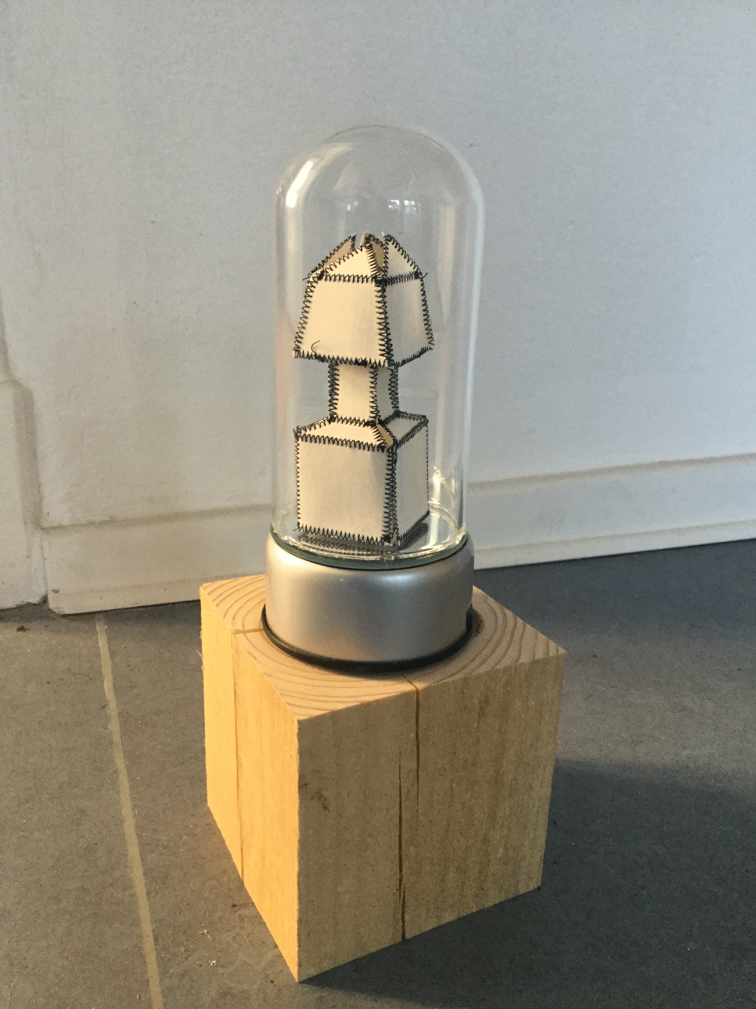 LAMPJE IN STOLP 2017

papier/glas en licht draaiplateau